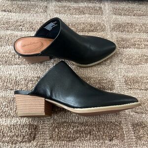 Universal Thread Black Heeled Mule